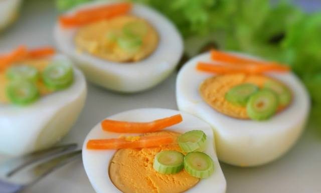 Jak długo można trzymać jajka? Przez ile dni świeże i gotowane jaja są dobre w lodówce i poza? Wyjaśnia profesor NIZP