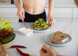 Jak schudnąć z ud i brzucha? Wybierz odpowiednią dietę i ćwiczenia. Zobacz, czy da się schudnąć w tydzień?