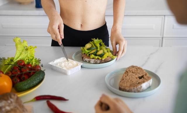 Jak schudnąć z ud i brzucha? Wybierz odpowiednią dietę i ćwiczenia. Zobacz, czy da się schudnąć w tydzień?