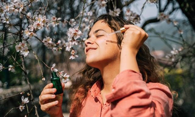 Te zioła pomogą na problemy skórne. Rośliny przydatne w walce z trądzikiem, egzemą i łuszczycą