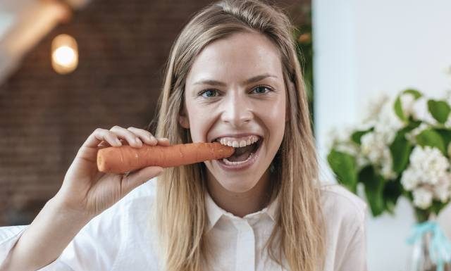 5 powodów, dla których warto codziennie jeść marchewkę. Co się dzieje z twoim organizmem, kiedy jesz to warzywo? Zyskują serce i oczy