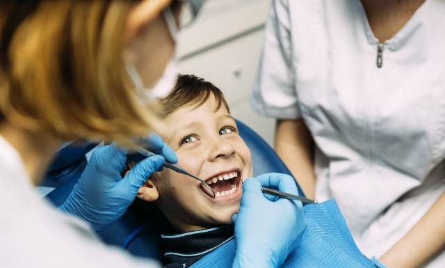 Dentysta na NFZ w 2024 r. Więcej darmowych świadczeń w opiece stomatologicznej dla dorosłych i dzieci