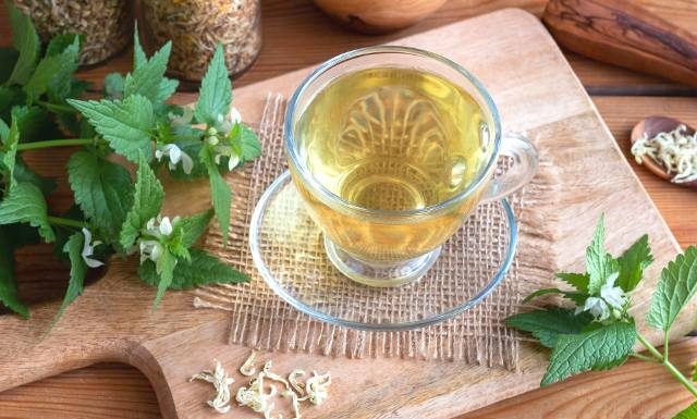 Ta „pokrzywa” nie parzy. Wspomaga za to trawienie, rozjaśnia cienie pod oczami i łagodzi bóle miesiączkowe. Wypróbuj herbatkę z jasnoty