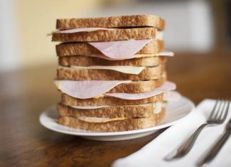 To najgorsze produkty do kanapki. Nie łącz z pieczywem, bo posiłek będzie niezdrowy i tuczący! Zobacz, jak jeść chleb i nie tyć