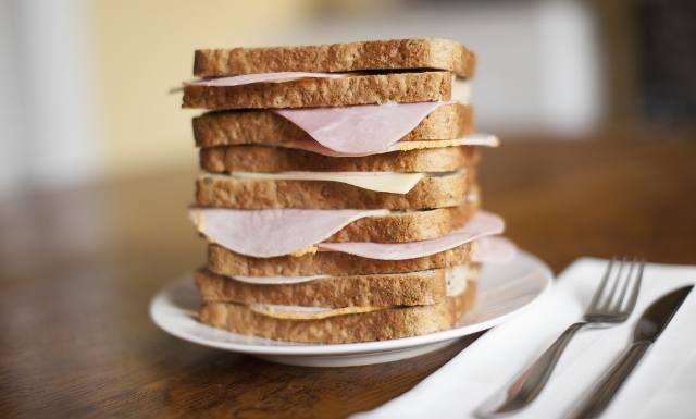 To najgorsze produkty do kanapki. Nie łącz z pieczywem, bo posiłek będzie niezdrowy i tuczący! Zobacz, jak jeść chleb i nie tyć