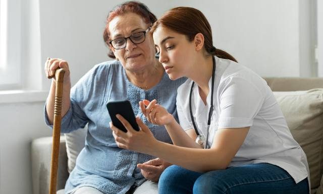 Kontrowersyjna metoda leczenia choroby Parkinsona. Naukowcy proponują przeszczep… kału