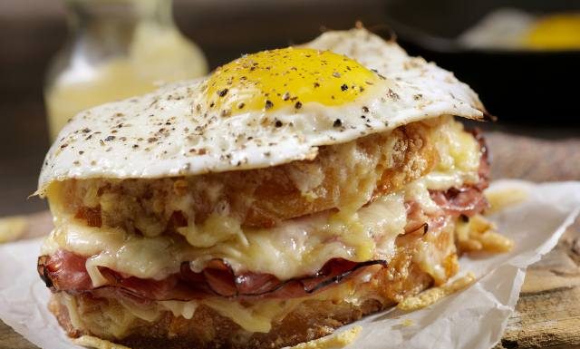 Takie jedzenie zapycha żyły. „Bomby” cholesterolowe są nawet wśród produktów, które uznaje się za zdrowe. Zobacz rekordzistów