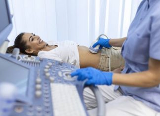Jak przygotować się do USG jamy brzusznej, co obejmuje i co może wykryć to badanie? Sprawdź, ile przed USG nie można sikać