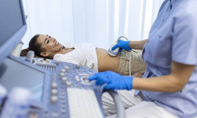 Jak przygotować się do USG jamy brzusznej, co obejmuje i co może wykryć to badanie? Sprawdź, ile przed USG nie można sikać