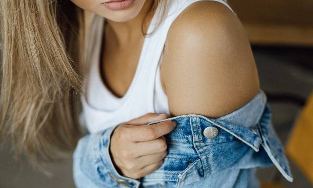 Chcesz uniknąć boreliozy? Po spacerze sprawdź koniecznie te miejsca na ciele. To w nie kleszcze lubią się najbardziej wbijać