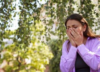 Kichasz na słońce? Prawdopodobnie masz syndrom APSIK. Dlaczego w niektórych sytuacjach jest to groźne?
