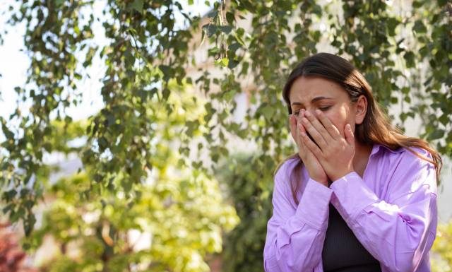 Kichasz na słońce? Prawdopodobnie masz syndrom APSIK. Dlaczego w niektórych sytuacjach jest to groźne?