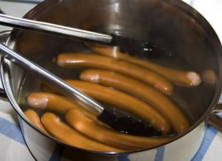 Gotujesz parówki w ten sposób? Narażasz całą rodzinę na ciężkie choroby. Sprawdź, jak ograniczyć wytwarzanie szkodliwych substancji