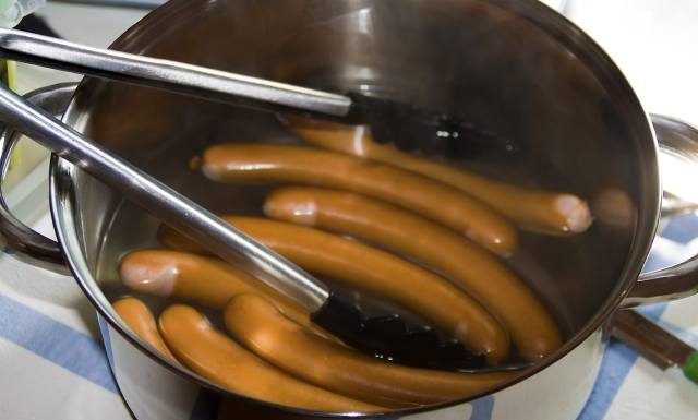 Gotujesz parówki w ten sposób? Narażasz całą rodzinę na ciężkie choroby. Sprawdź, jak ograniczyć wytwarzanie szkodliwych substancji