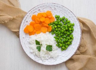 Co jeść na chory żołądek i jelita? Dieta lekkostrawna na zaburzenia pokarmowe. Zobacz jadłospis i polecane produkty