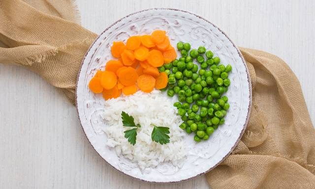 Co jeść na chory żołądek i jelita? Dieta lekkostrawna na zaburzenia pokarmowe. Zobacz jadłospis i polecane produkty