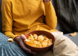 Dlaczego mam ciągle ochotę na słone? To może być uzależnienie lub objaw choroby. 5 powodów silnego apetytu na sól