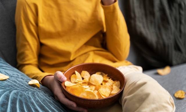 Dlaczego mam ciągle ochotę na słone? To może być uzależnienie lub objaw choroby. 5 powodów silnego apetytu na sól