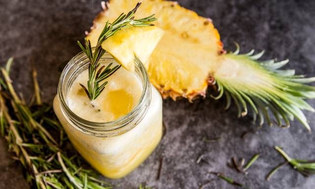 Egzotyczny napój odchudza i odmładza. Cenne właściwości zawdzięcza wyjątkowemu składnikowi. Sięgnij po „króla owoców”