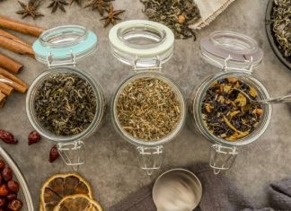 Te zioła warto pić na jelita. Zmniejszą stan zapalny, zlikwidują gazy i wzdęcia. Co pić na biegunkę, a co na zaparcia?