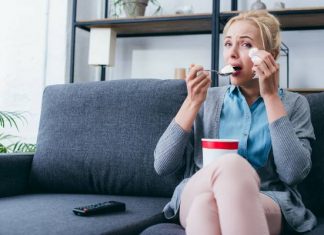 Samotność zwiększa apetyt i napędza błędne koło jedzenia. Wyniki badań mówią jasno, dlaczego tak trudno zmienić złe nawyki