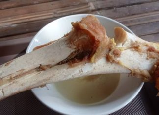 44-latka zaatakowała partnera… kością z zupy. Mężczyzna zalał się krwią i zabrała go karetka. O co się pokłócili?