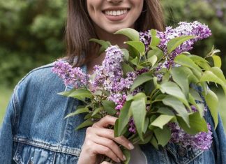 Obłędnie pachnie i ma liczne właściwości lecznicze. Zobacz, co można zrobić z kwiatów bzu lilaka. Wypróbuj przepis na syrop i nalewkę