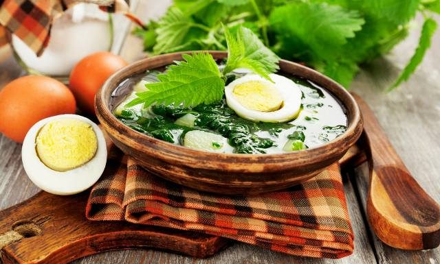 Zupa z pokrzywy na dwa sposoby. Która jest lepsza? Spróbuj obu na zdrowie. Zobacz przepisy i właściwości