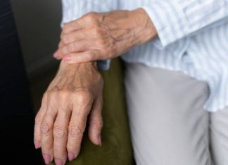 To nie są po prostu oznaki starzenia. To wczesne objawy choroby Parkinsona. Zwróć uwagę na te zmiany, widać je nawet dekady wcześniej