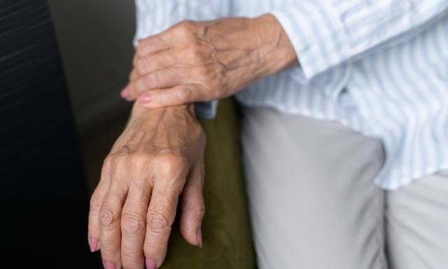 To nie są po prostu oznaki starzenia. To wczesne objawy choroby Parkinsona. Zwróć uwagę na te zmiany, widać je nawet dekady wcześniej