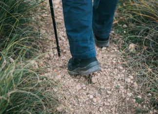 Widzisz te zmiany na stopach? To mogą być objawy parkinsona. Nietypowe oznaki choroby zobaczysz właśnie na tej części ciała