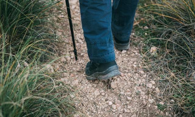 Widzisz te zmiany na stopach? To mogą być objawy parkinsona. Nietypowe oznaki choroby zobaczysz właśnie na tej części ciała