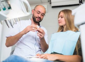 Wstydzą się uśmiechać. Co czwarty nie ma zębów. Proteza to nie jedyne rozwiązanie. Do czego prowadzi brak zębów?