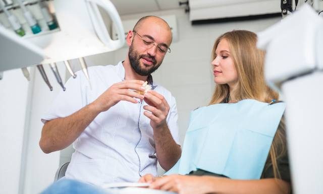 Wstydzą się uśmiechać. Co czwarty nie ma zębów. Proteza to nie jedyne rozwiązanie. Do czego prowadzi brak zębów?