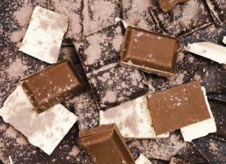 Zjadłeś czekoladę z białym nalotem? Zobacz, czy coś ci grozi. Czy to pleśń czy coś innego?