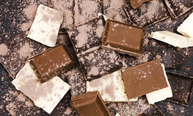 Zjadłeś czekoladę z białym nalotem? Zobacz, czy coś ci grozi. Czy to pleśń czy coś innego?