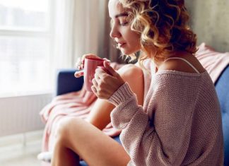 Co warto pić na czczo po przebudzeniu? Te napoje podkręcą metabolizm, dodadzą energii i wzmocnią organizm. Czego unikać na pusty żołądek?