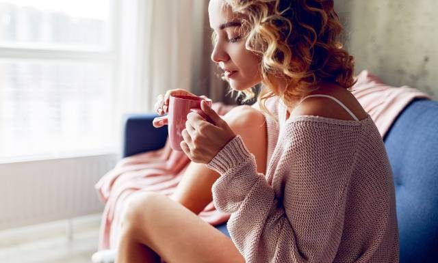 Co warto pić na czczo po przebudzeniu? Te napoje podkręcą metabolizm, dodadzą energii i wzmocnią organizm. Czego unikać na pusty żołądek?