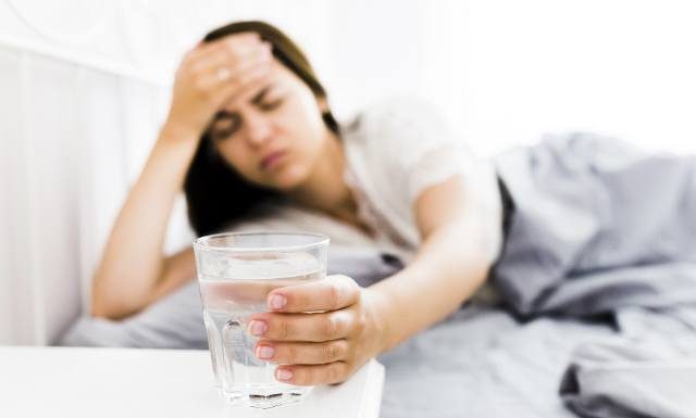 Masz kaca? Poznaj 11 skutecznych metod na to, jak szybko się go pozbyć. Te rady pomogą ci przetrwać syndrom dnia następnego