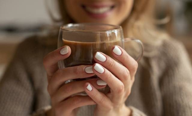 Taka kawa to rozkosz dla podniebienia. Jeden dodatek sprawi, że będzie pyszna i zdrowa. To zastrzyk energii i dopalacz dla mózgu