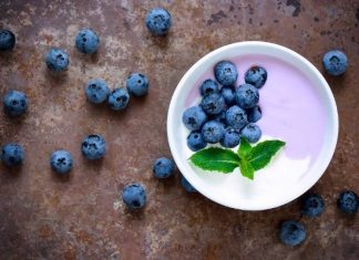 Borówki amerykańskie to jagody dostępne przez cały rok. Są w najzdrowszej grupie owoców. Obniżą cholesterol, chroniąc mózg i pęcherz moczowy
