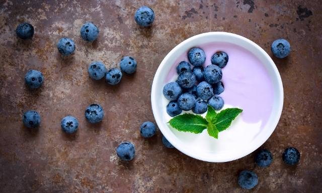 Borówki amerykańskie to jagody dostępne przez cały rok. Są w najzdrowszej grupie owoców. Obniżą cholesterol, chroniąc mózg i pęcherz moczowy