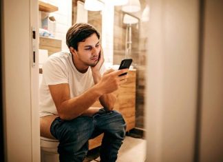 Twój telefon komórkowy to siedlisko bakterii. Jest 6 razy brudniejszy niż deska toaletowa!