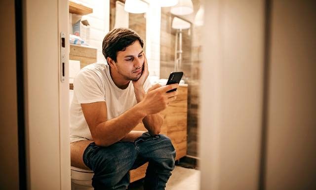 Twój telefon komórkowy to siedlisko bakterii. Jest 6 razy brudniejszy niż deska toaletowa!