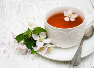 Zanim pojawią się owoce, wykorzystaj kwiaty dla zdrowia i urody. Wiosenna herbatka z kwiatów jabłoni odmładza, odchudza i oczyszcza