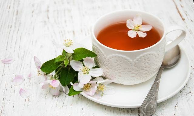 Zanim pojawią się owoce, wykorzystaj kwiaty dla zdrowia i urody. Wiosenna herbatka z kwiatów jabłoni odmładza, odchudza i oczyszcza
