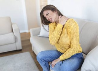 Jakie są objawy przewiania? To nie tylko ból i złe samopoczucie. Zobacz, jak szybko wyleczyć przewianie domowymi sposobami