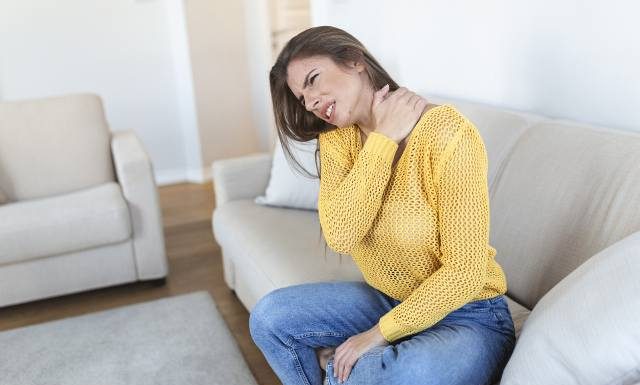 Jakie są objawy przewiania? To nie tylko ból i złe samopoczucie. Zobacz, jak szybko wyleczyć przewianie domowymi sposobami