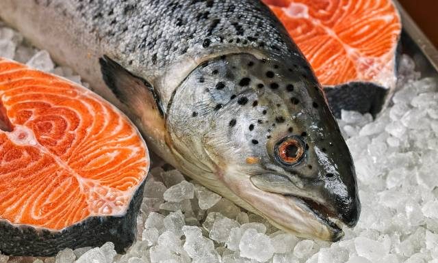 Wcale nie takie zdrowe. Ryby i owoce morza pełne „wiecznych chemikaliów” o działaniu jak hormony. Skażenie wód to problem globalny