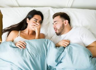 Dlaczego po spaniu śmierdzi mi z ust? Dowiedz się, jak pozbyć się nieprzyjemnego zapachu z ust rano